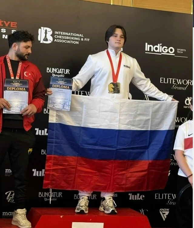 Ученик 10Б класса Ярослав Карабанов стал Чемпионом Европы по Шахбоксу. Первым в истории в своей кате
