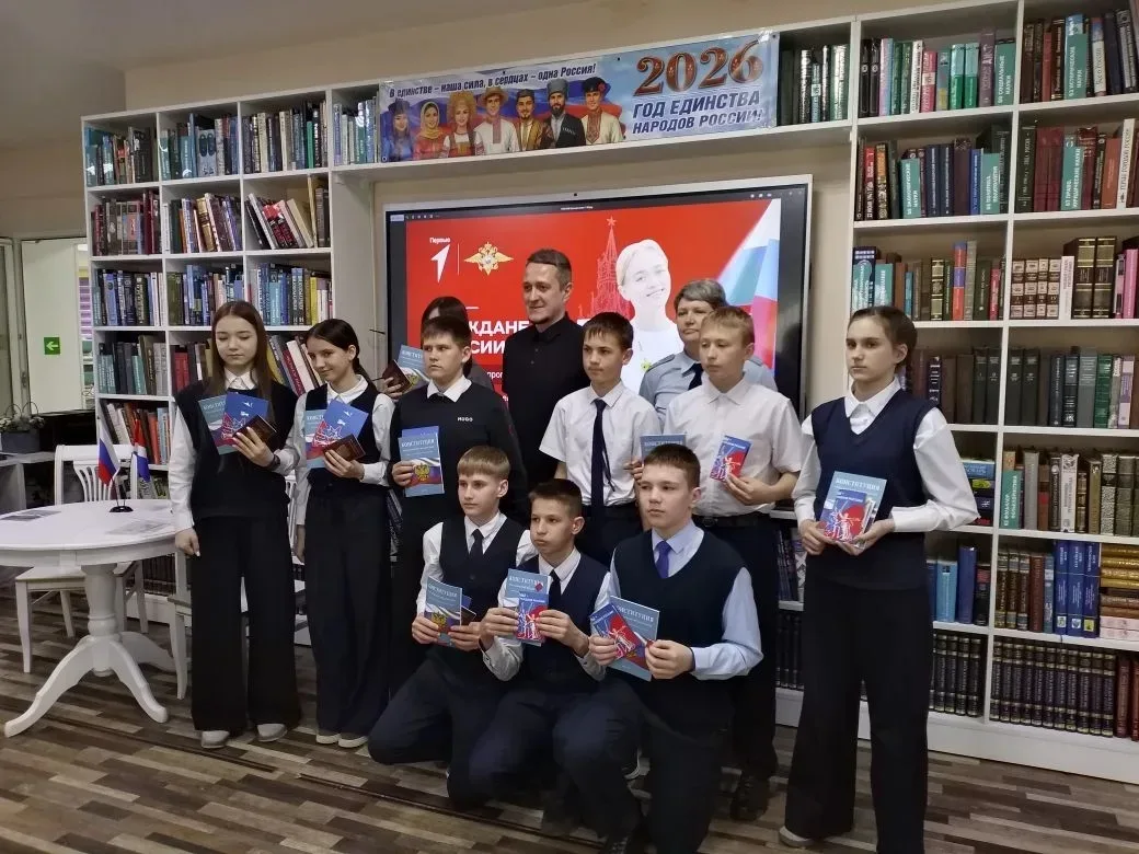 ГИМНАЗИСТАМ ВРУЧИЛИ ПЕРВЫЕ ПАСПОРТА🧑‍🎓🇷🇺   🇷🇺 Сегодня в читальном зале городской библиотеки прошло т