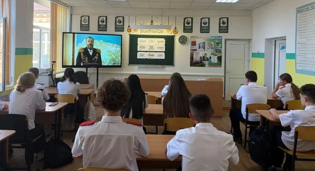 🎉Общешкольная линейка и «Разговоры о важном»: старт важных тем!🎉