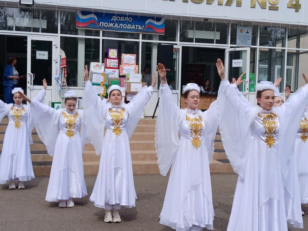 Сегодня на территории МБОУ "Гимназия №4"  ЕМР РТ прошел традиционный сбор подарков на детский Сабант