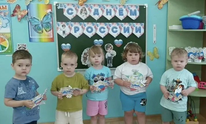 🇷🇺С Днем России поздравляем
Граждан всех нашей страны.
Жизни радостной желаем,
Мира, счастья, добр