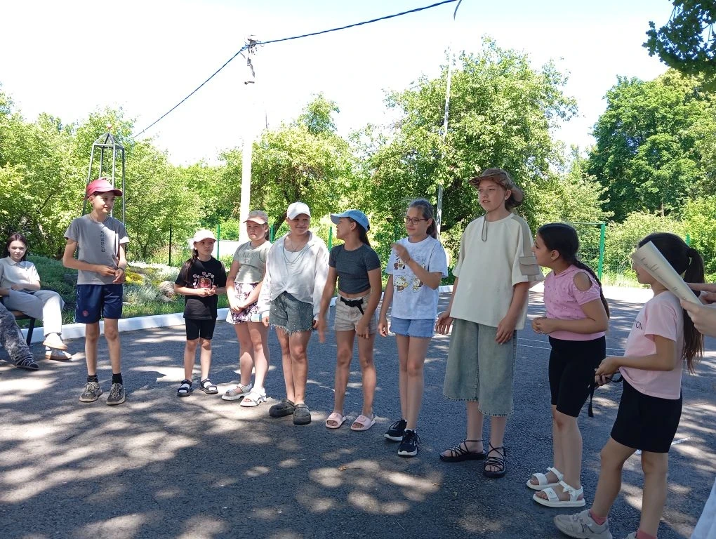Богата жизнь, в лагере «Атлантика» Прелестненской школы, и на политические события. Весь день, между