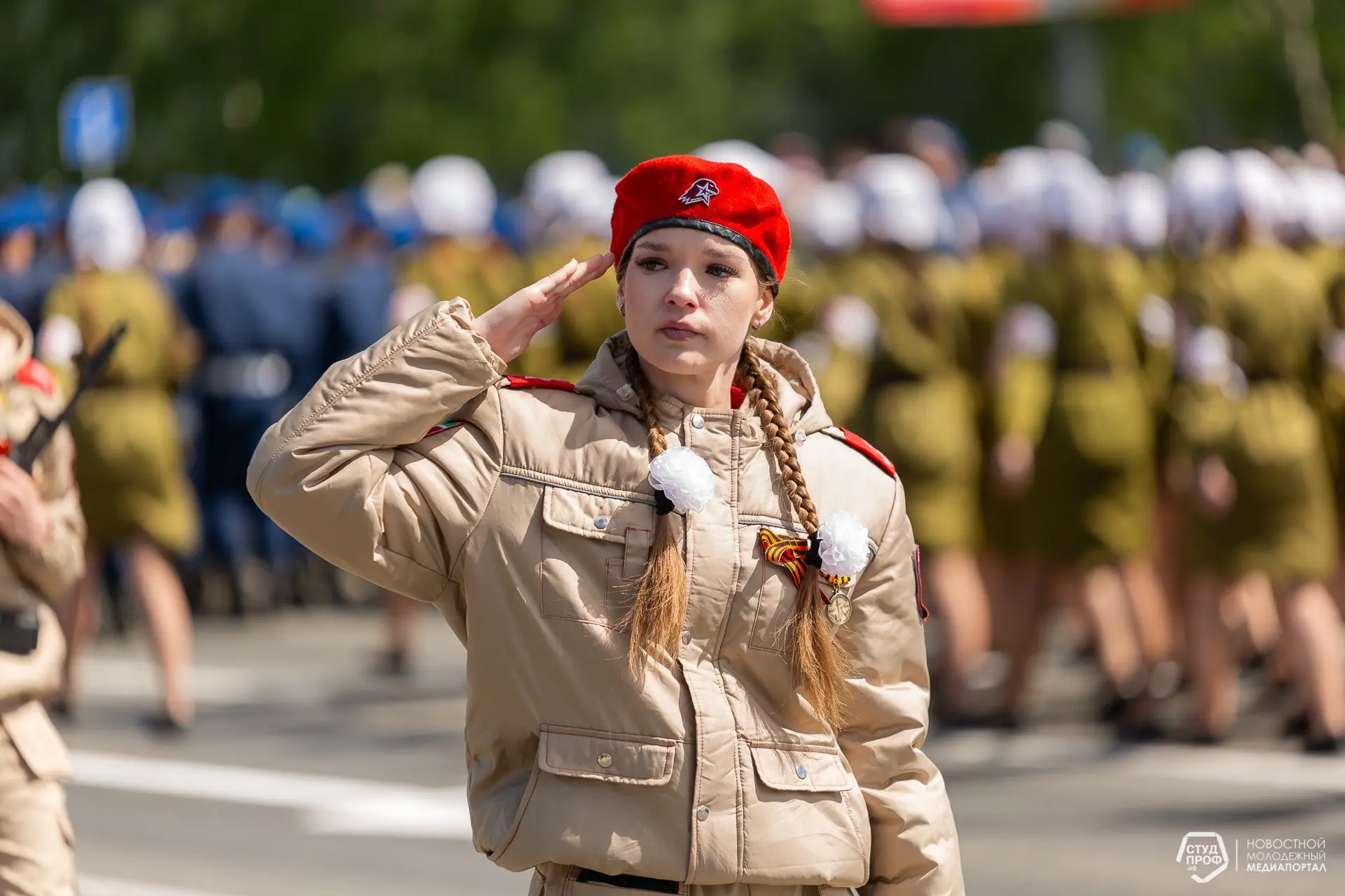 Наши ребята прошли по главной площади города в составе «Юнармии»
9 мая учащиеся нашей школы приняли 