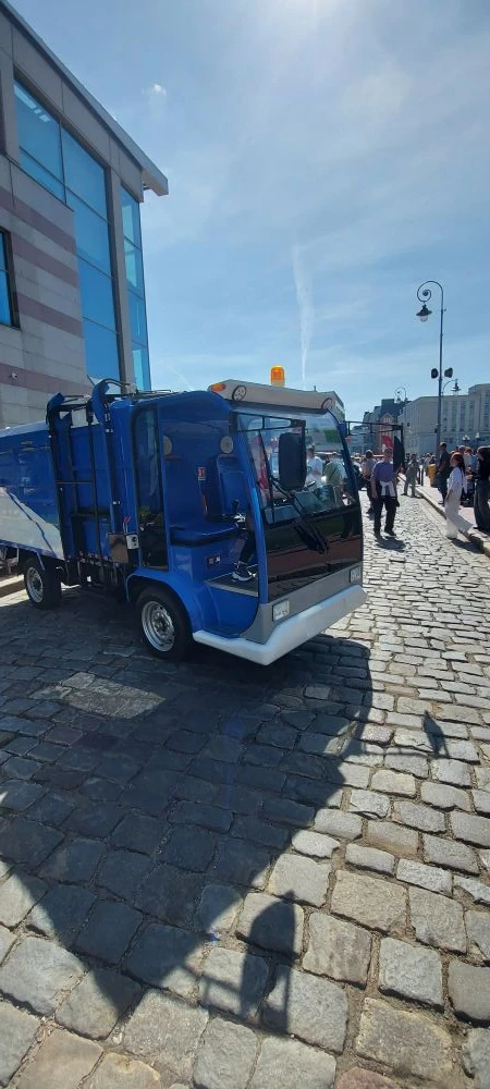 Выставка малышей электромобилей "Автотора" на Площади Победы😍🚙 очень много разных моделей: полиция, 