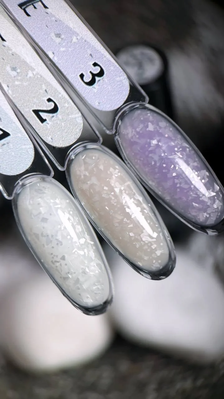 Каучуковая база «ICE»OGnails содержит частички белой перламутровой потали, что создает ...