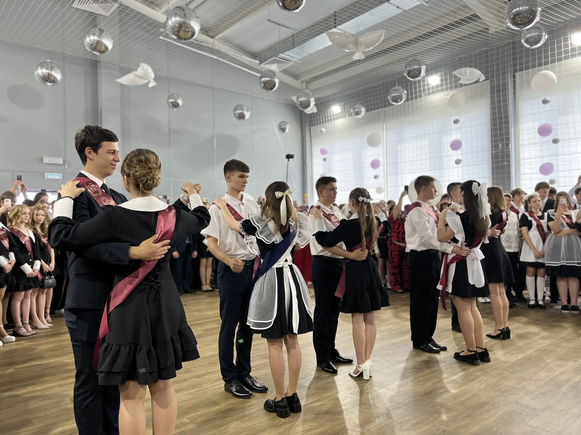 🔔 Последний звонок  😍Сегодня в нашей школе был особенный день — праздник последнего звонка для выпус
