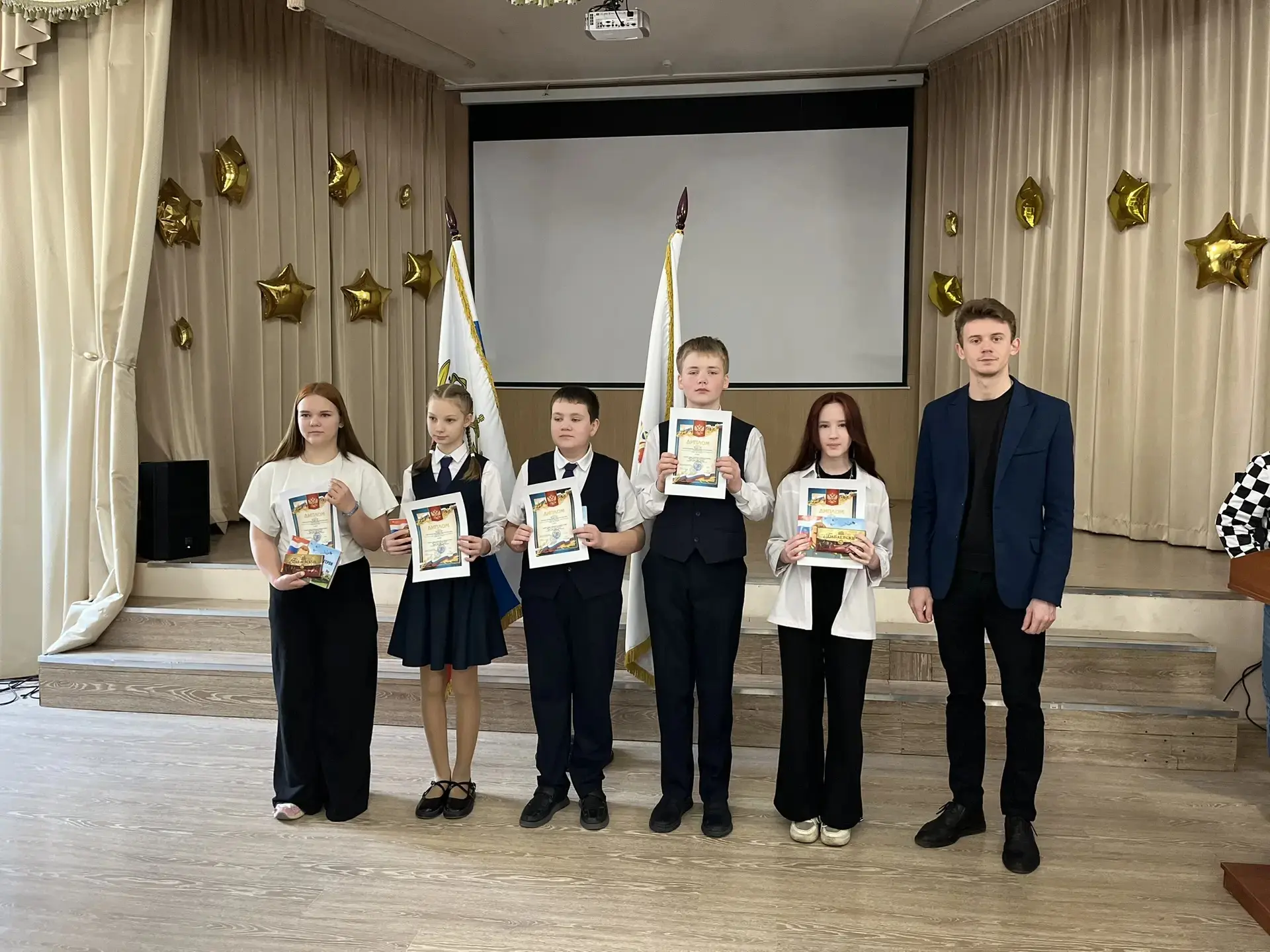 🏅 Сегодня в нашей школе прошла торжественная линейка!  Мы с гордостью чествовали участников и победи