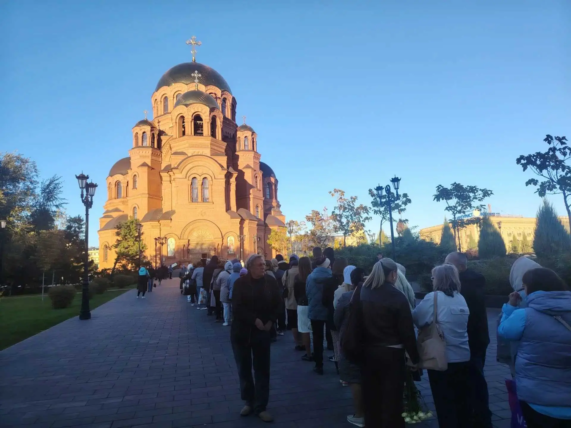 Гигантскую очередь в храм Александра Невского сняли прохожие 4 октября. Здесь состоялас...