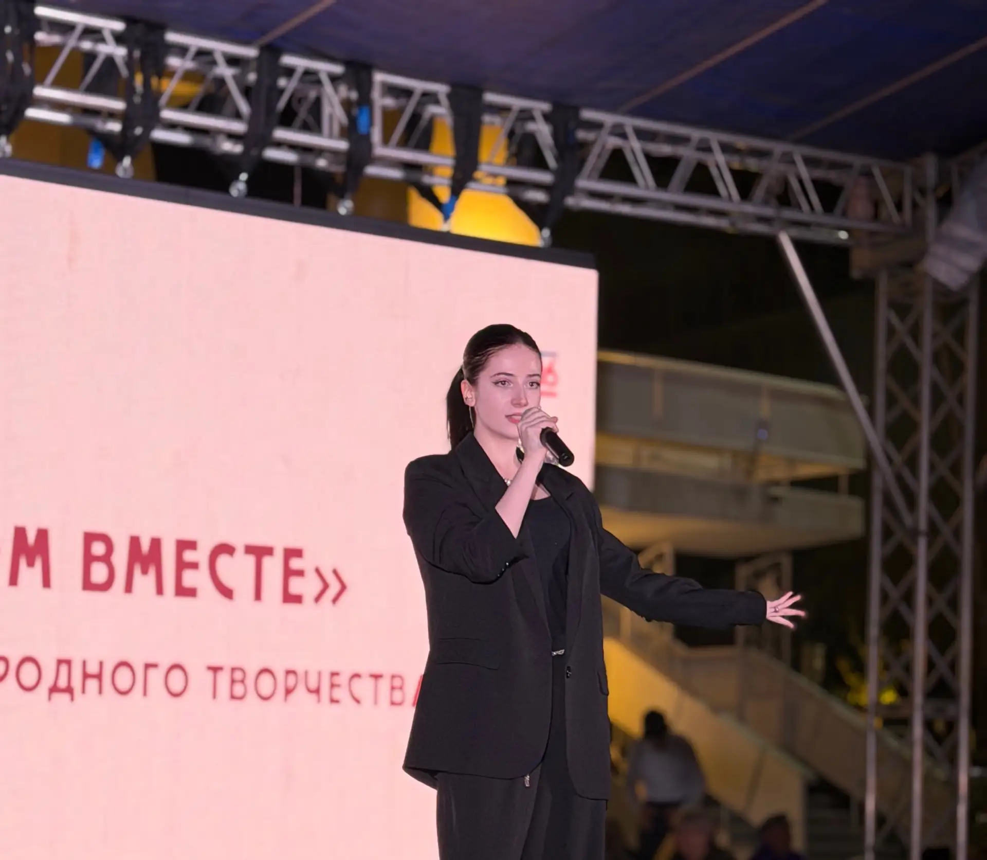 Особым украшением концертной программы «Поём и танцуем вместе» стало выступление Лейлы ...