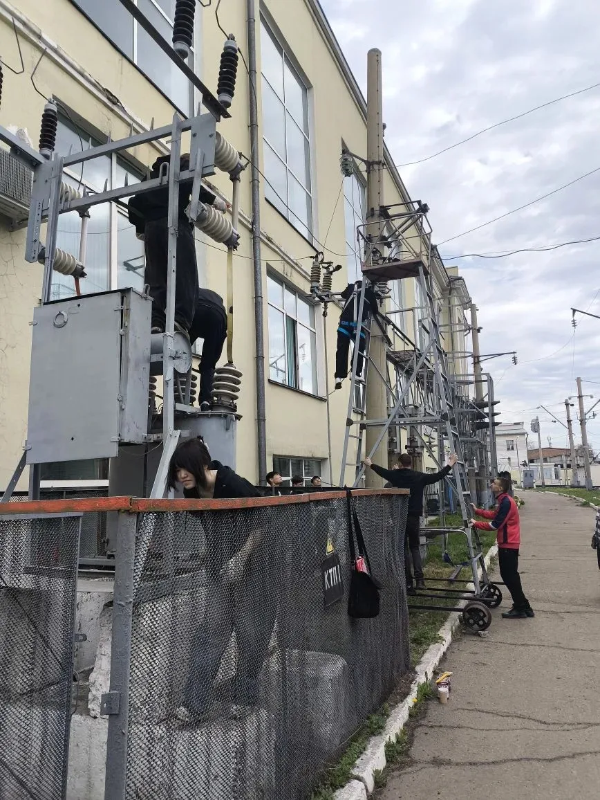 ⚡ Практика в действии: будущие электромонтеры в работе! 🔧  Под руководством преподавателя Уразаева Р