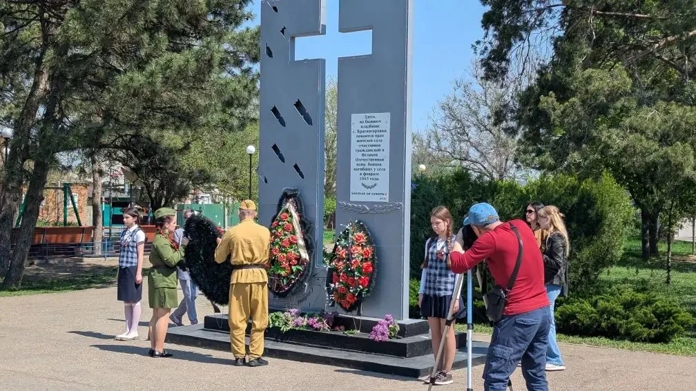 📅 9 мая в сквере Восток у памятника героям, освобождавшим и защищавшим наш город Азов в 1943 году от