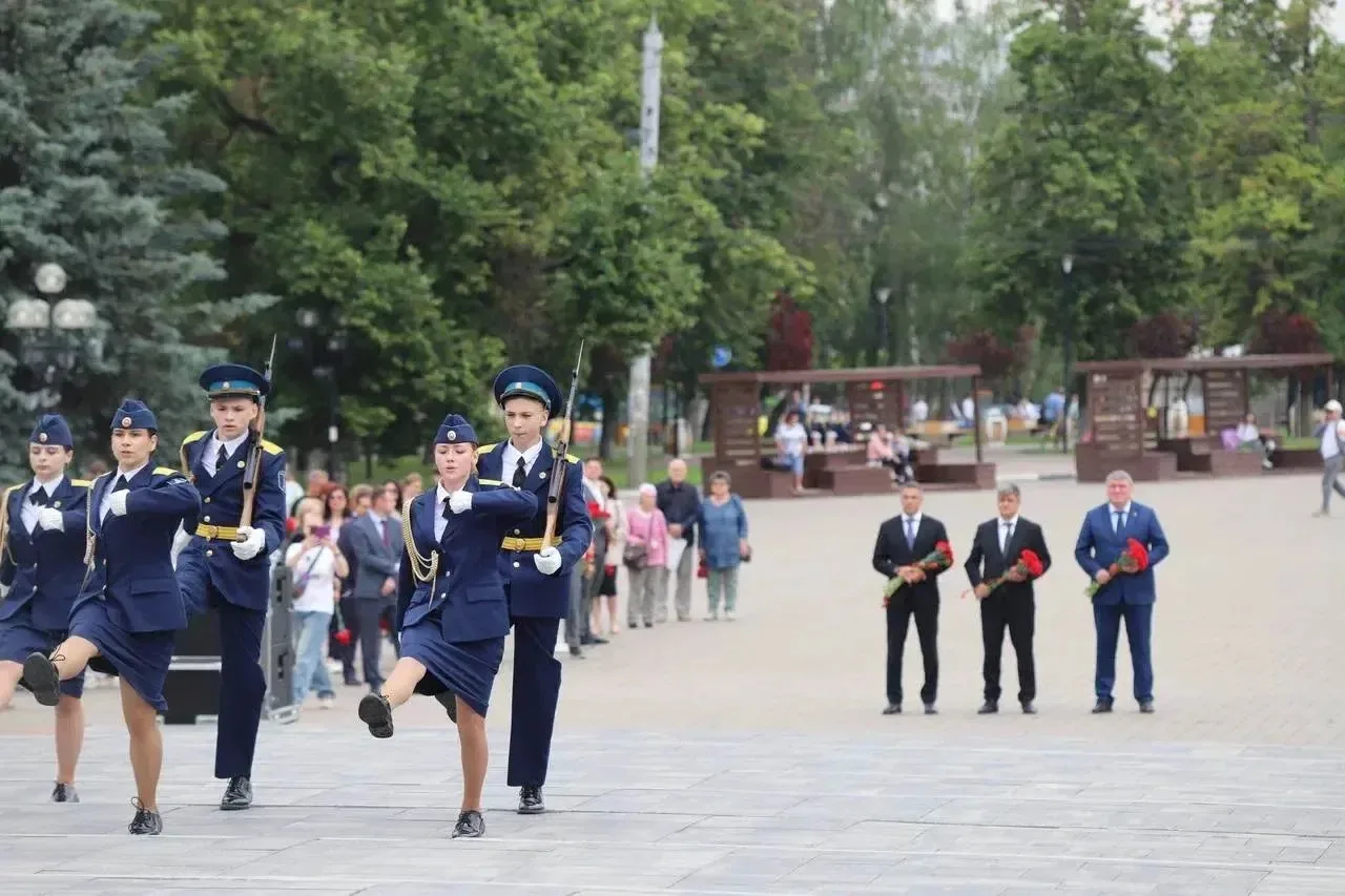В День памяти и скорби на площади Победы в Туле прошло возложение

Участие в мероприятии приняли зам