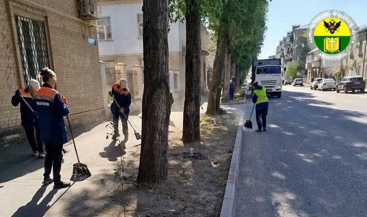 В Мелитополе продолжается благоустройство улиц  Сотрудники МКУ «Благоустройство» собрали скошенную т