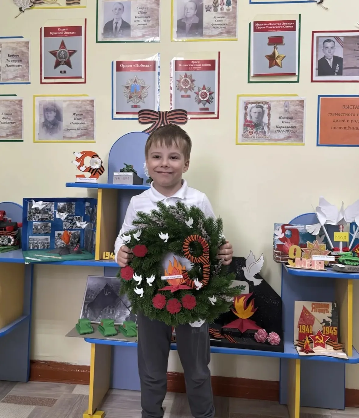 📸Фотографии детей подготовительной группы со своими  поделками🌟, представленными на в...
