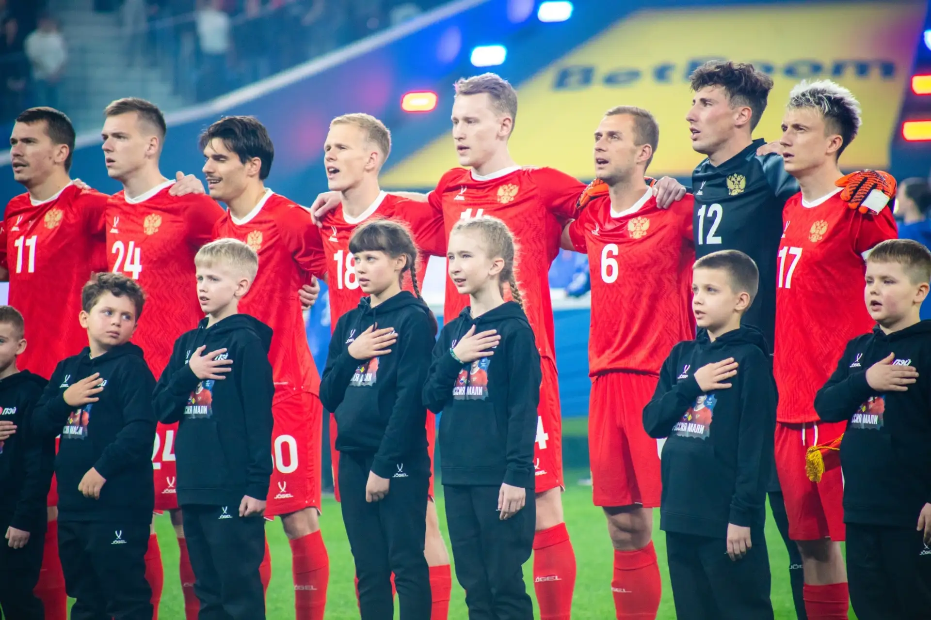 Открытие матча ⚽  Волонтёры Победы Санкт-Петербурга вышли на поле стадиона «Газпром Арена», чтобы ра