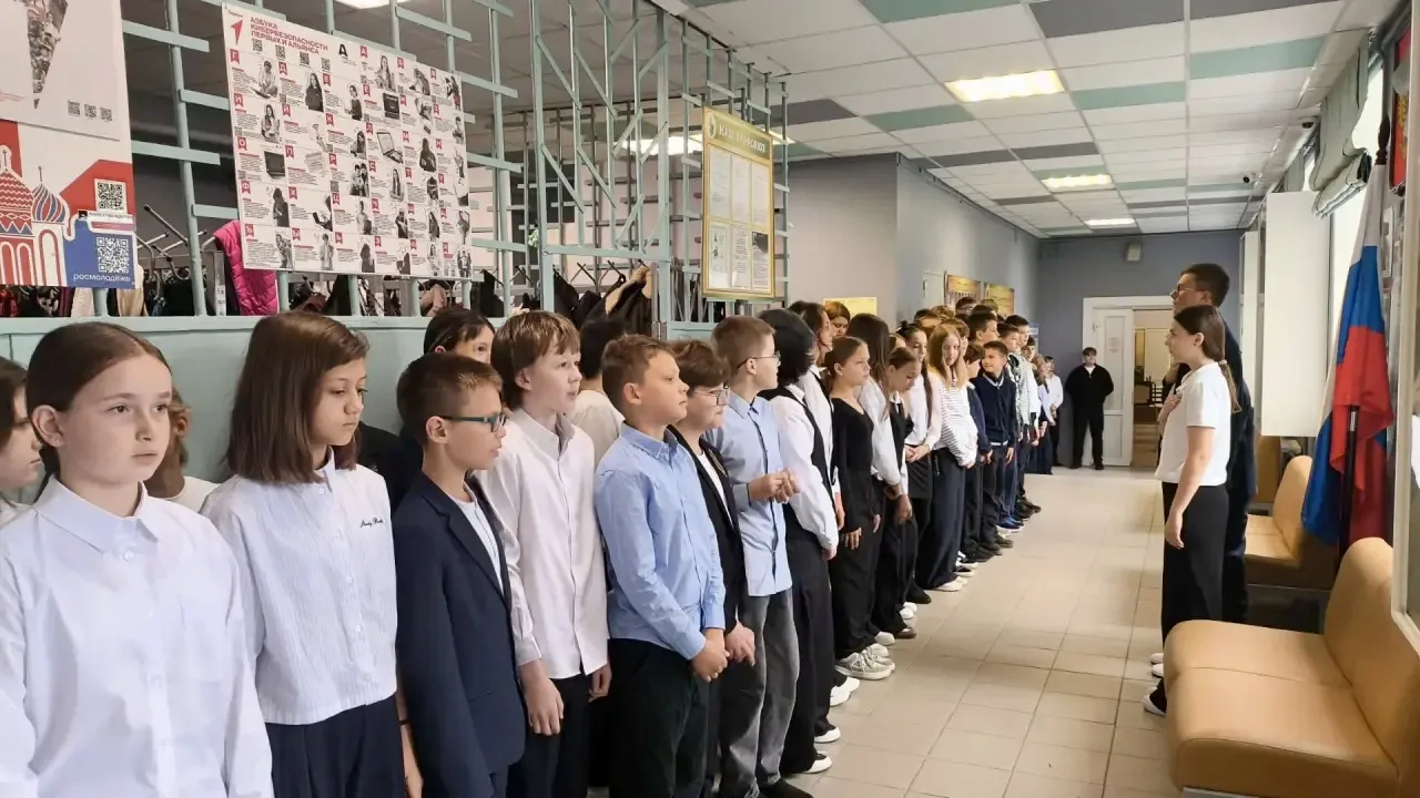 🎓 Новая учебная неделя в МАОУ СОШ №28 ГОЩ началась по традиции — с большого общего дел...