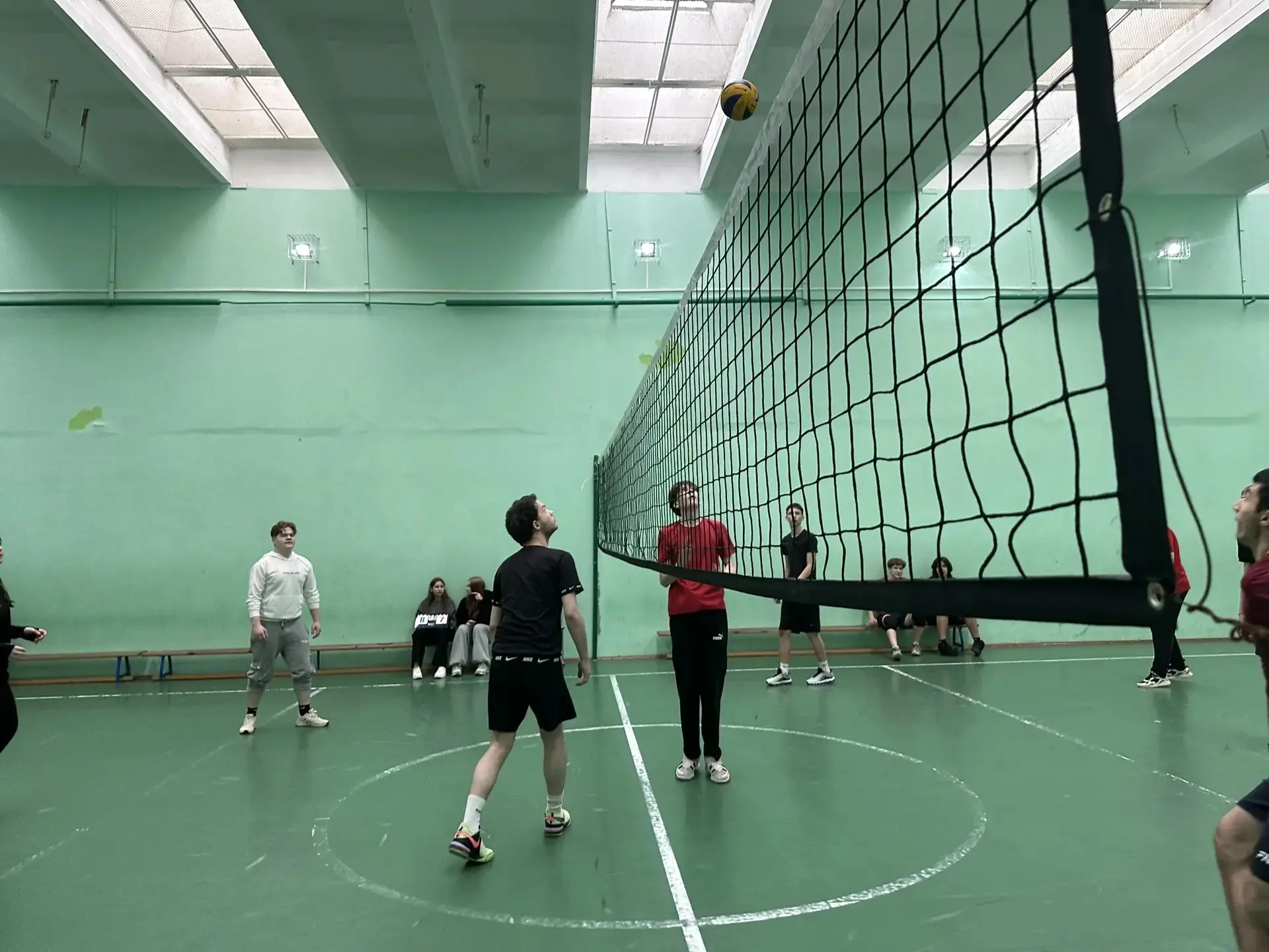 🏐 Кто сказал, что учителя только оценки ставят? Сегодня они ставили блоки и подачи!  В нашей школе п