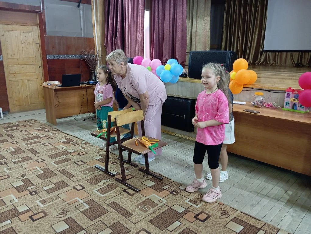 🎭 Погрузились в традиции и веселье! В Кировском ДК прошла игровая программа «Игры народов России»

