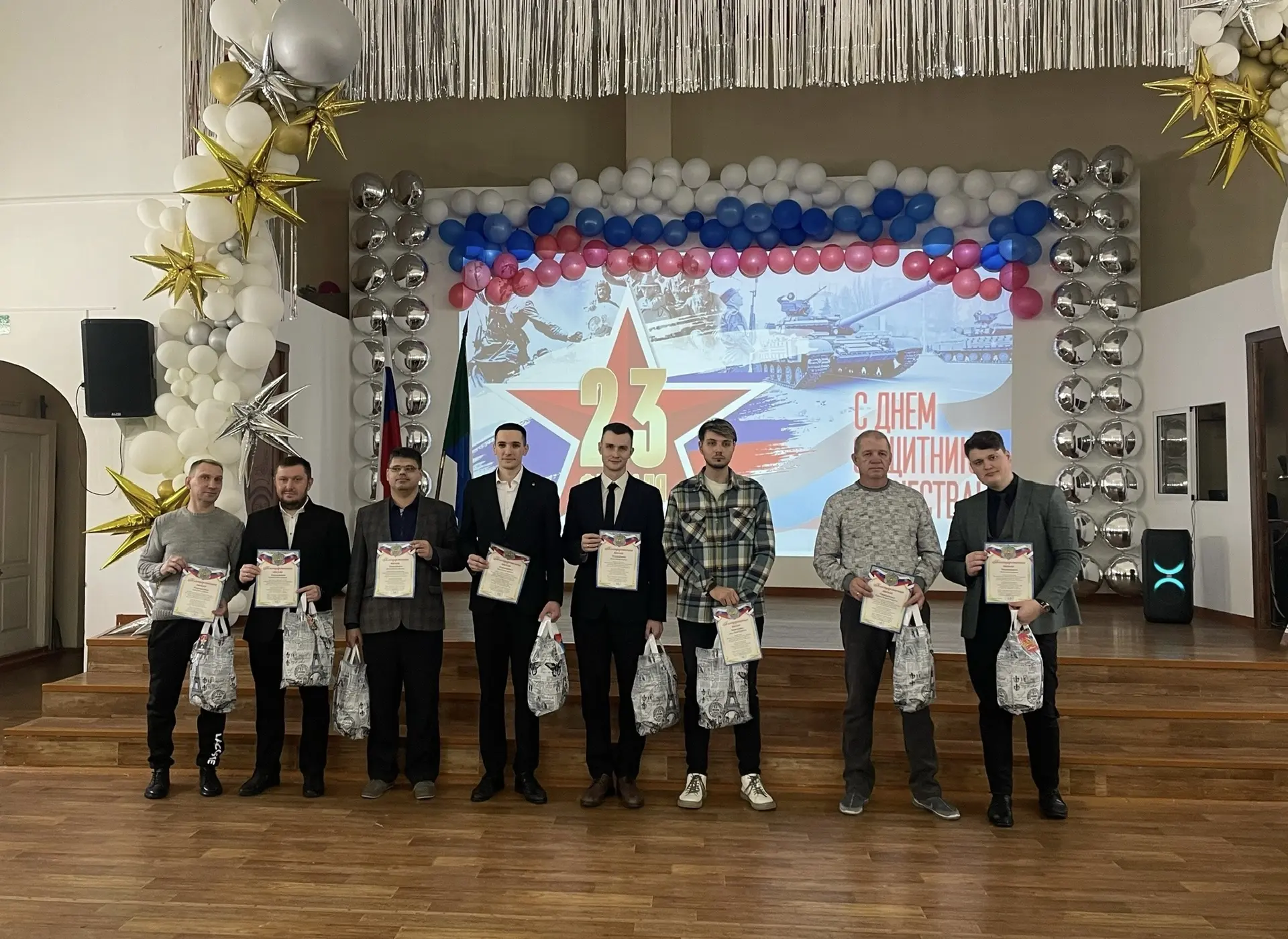 🇷🇺Праздничный концерт🇷🇺  20 февраля в нашей школе прошёл праздничный концерт ко Дню защитника Отечес