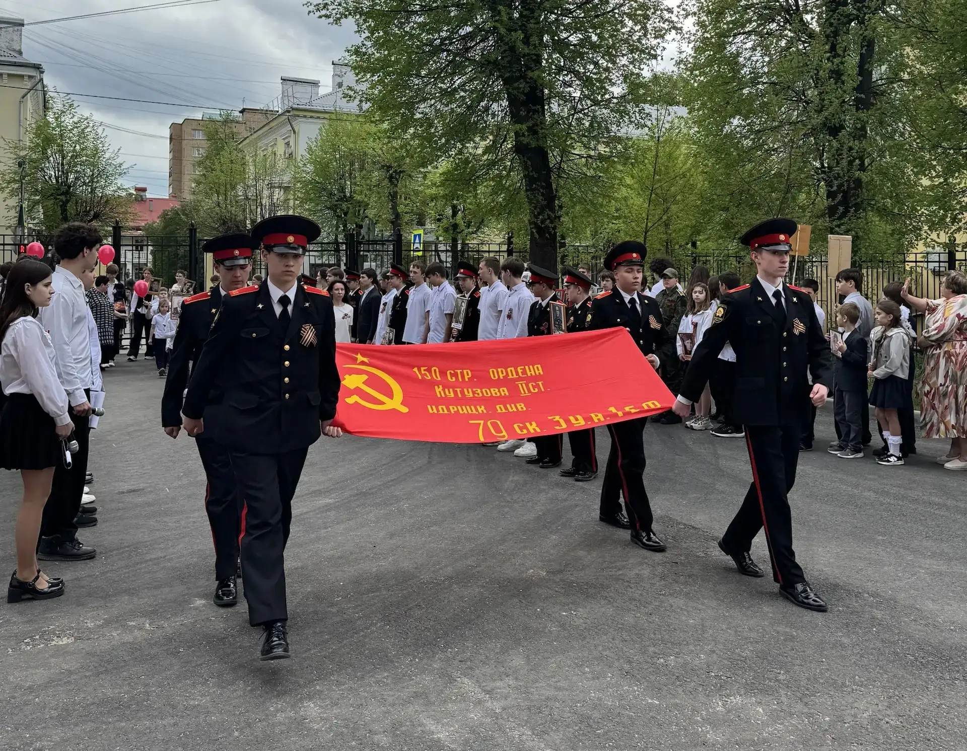 Бессмертный полк шагает по планете...