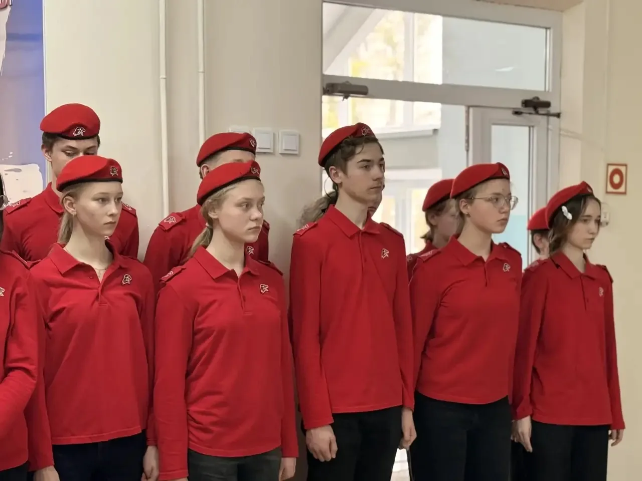 🕯️ Память, которая живёт в сердцах  15 апреля в школе прошёл памятный митинг и открытие мемориальног