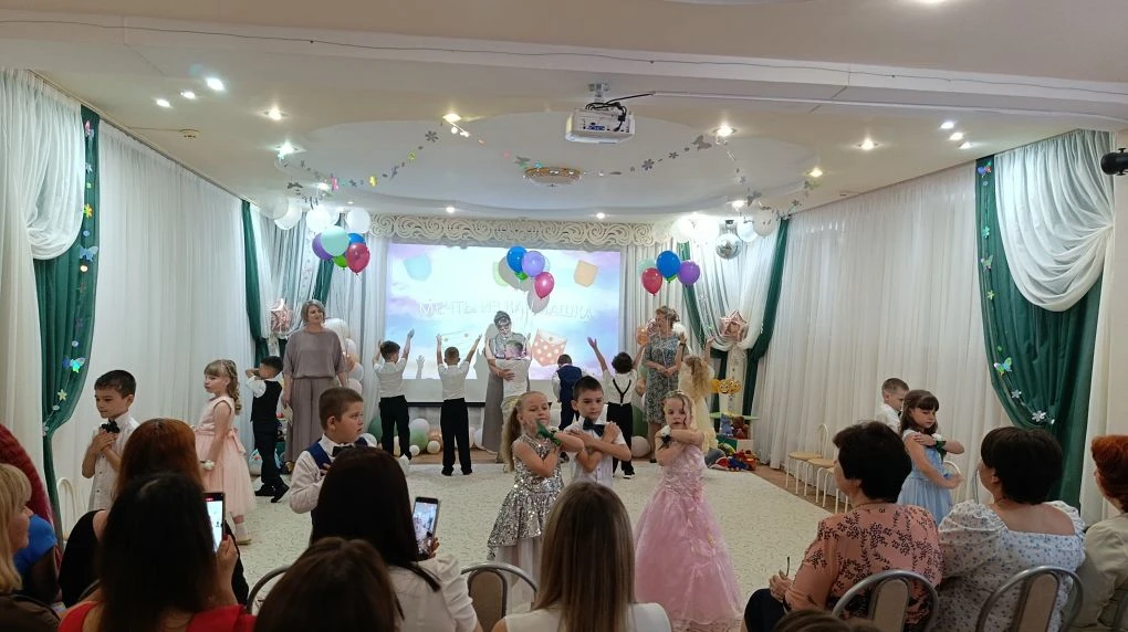 Вот и настал этот трогательный миг прощания с детством...