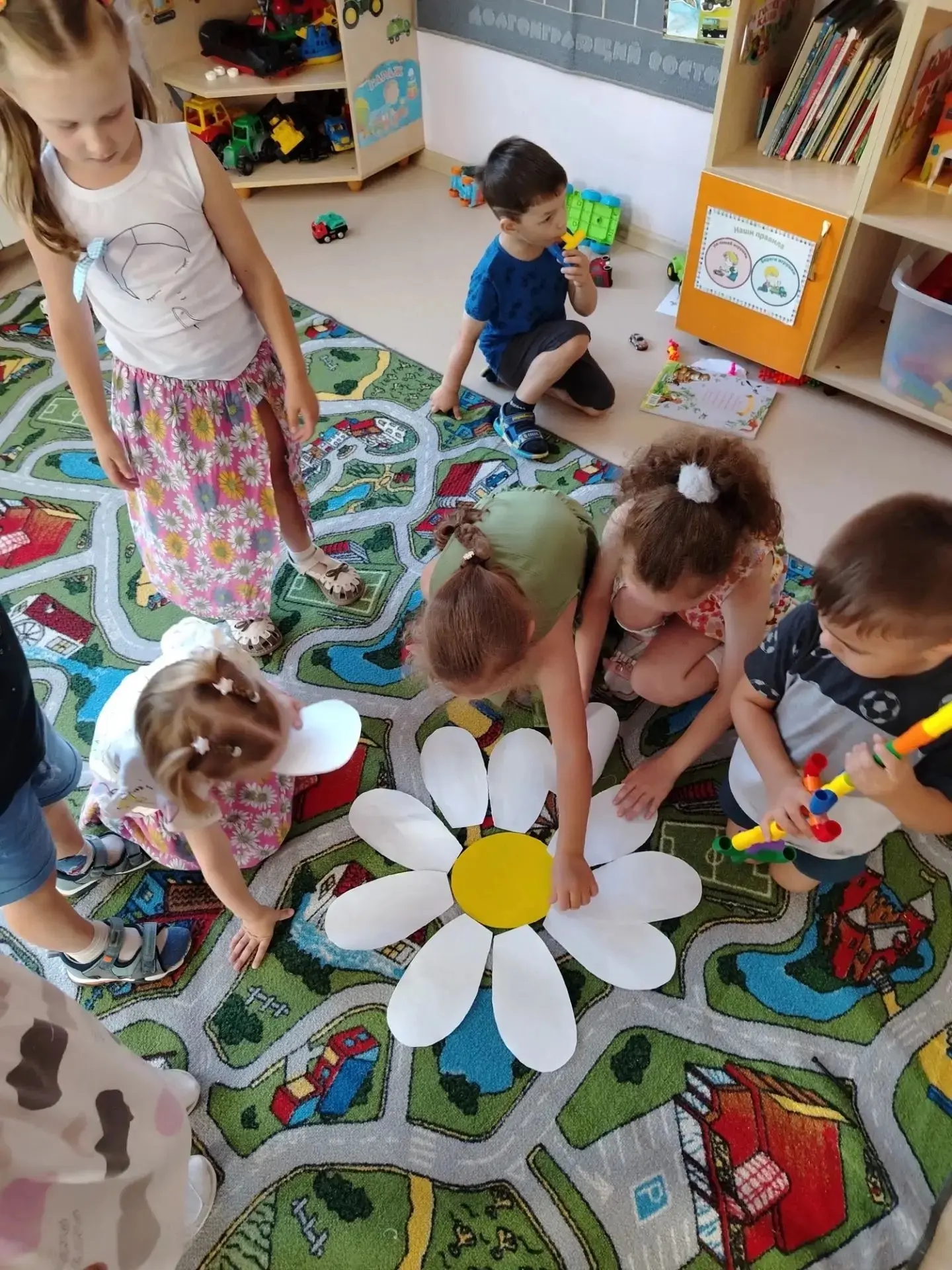 🎉 День ромашки — праздник света и радости! 🎉

Сегодня ребята из группы «Лучики» провели день очень