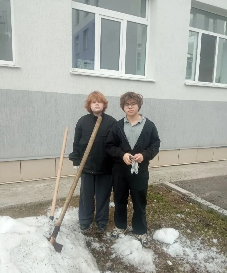 🌟 Ну какие молодцы!  Наши 7 классы вышли на субботник! Ребята дружно наводили порядок, работали с ду