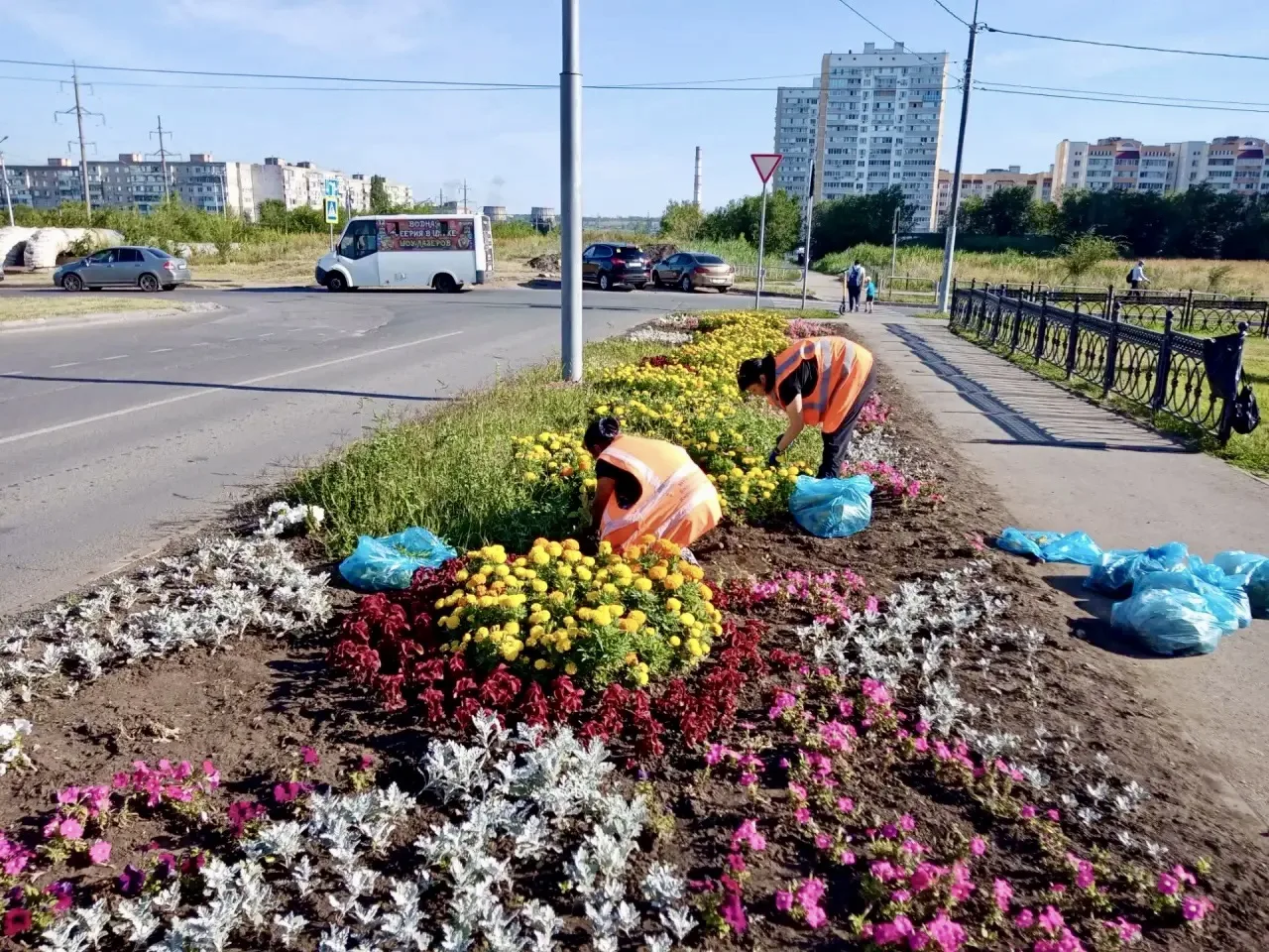 🧹 Продолжается уборка территории района 

В течение суток службой благоустройства проводились работ