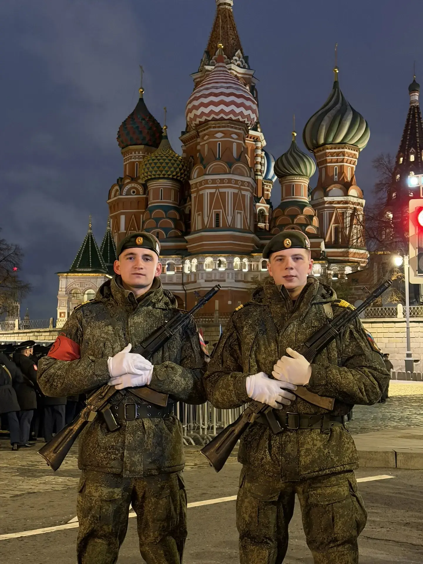 9 Мая, наверное, каждый житель нашей страны смотрит Парад Победы. Восхищается стройными рядами, стро