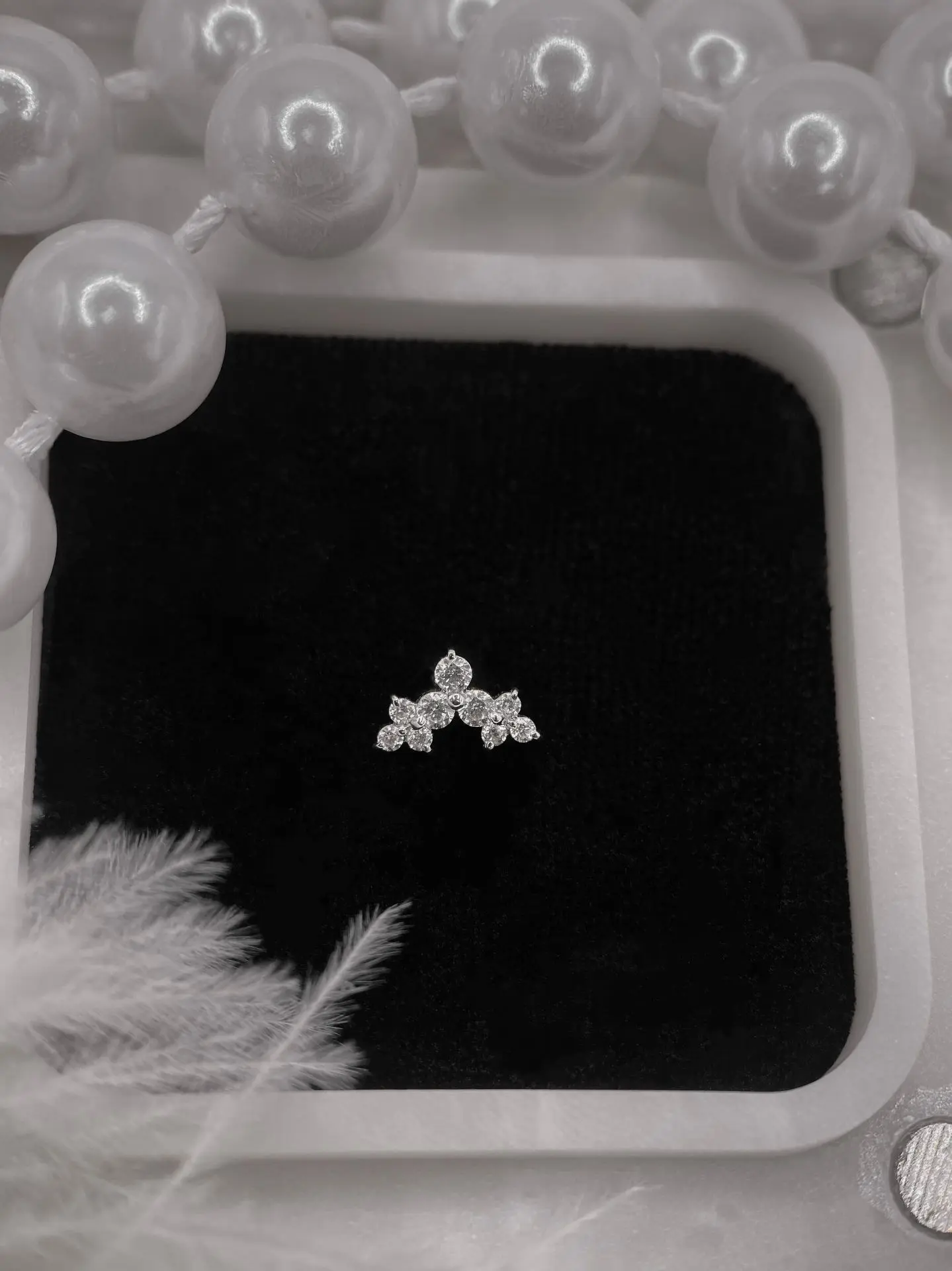 Diadem Tiny в белом золоте — маленькая деталь, наполненная светом.