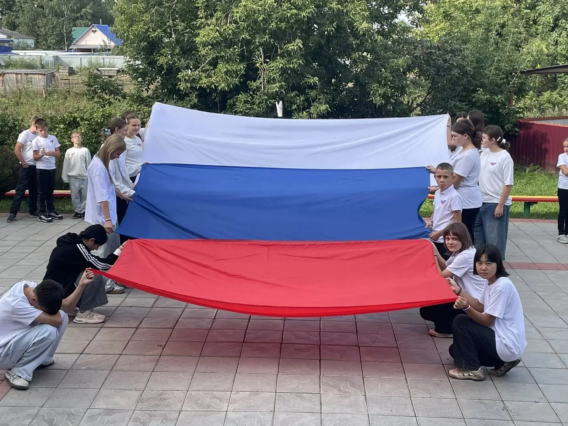 Триколор наших сердец: как наша школа отметила День флага! 🇷🇺❤