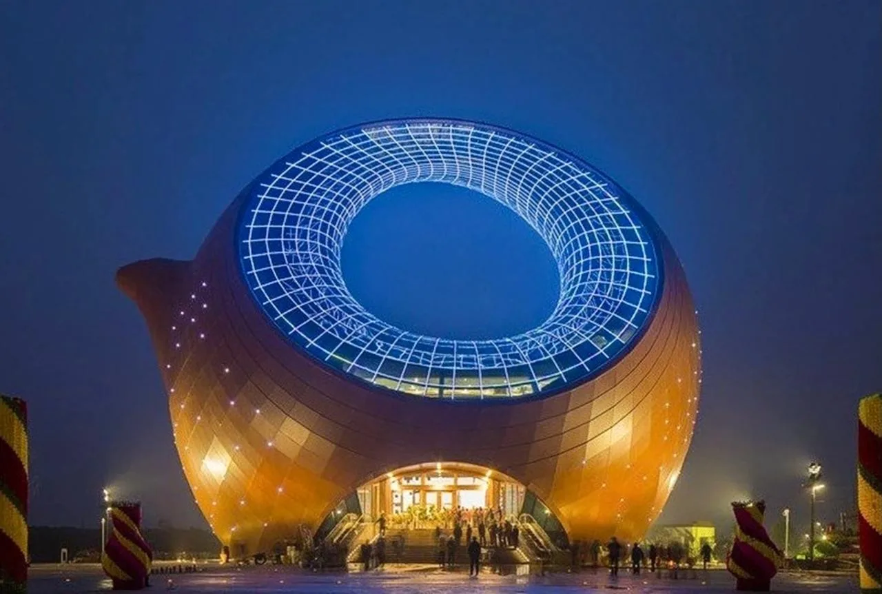 📍Центр Wuxi Wanda в Уси, Китай 🇨🇳  🔹 Wuxi Wanda Exhibition Center - культурно-выставочный центр в фо