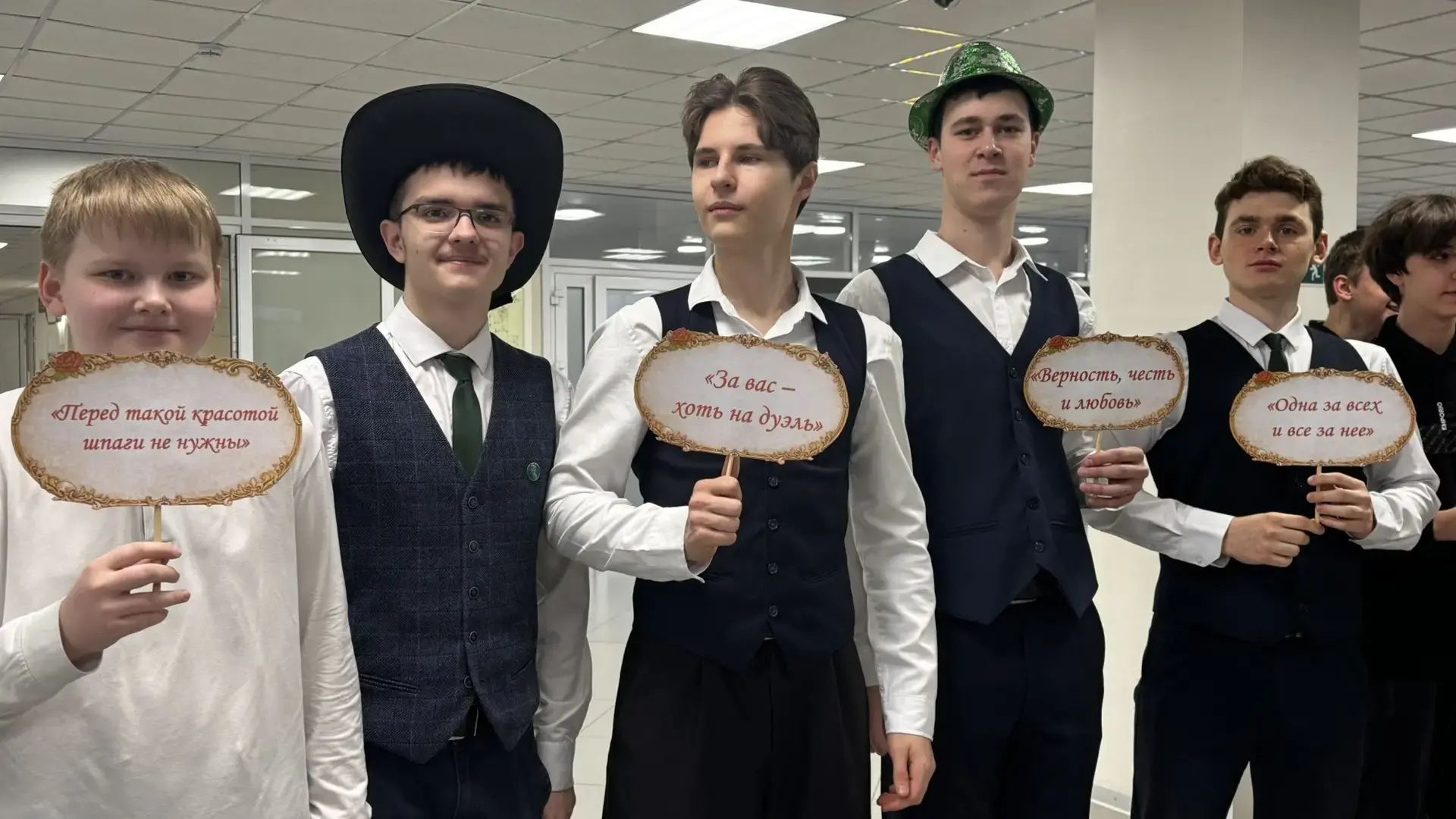 💐 ВЕСНА НАЧИНАЕТСЯ С УЛЫБОК!  💐  5 марта в нашей школе утро началось не с привычного звонка, а с нас