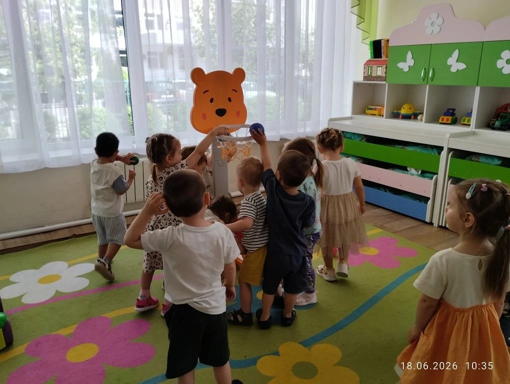 Сегодня малыши 12 группы тренировали глазомер, и ловкость рук. Бросали шары в цель.