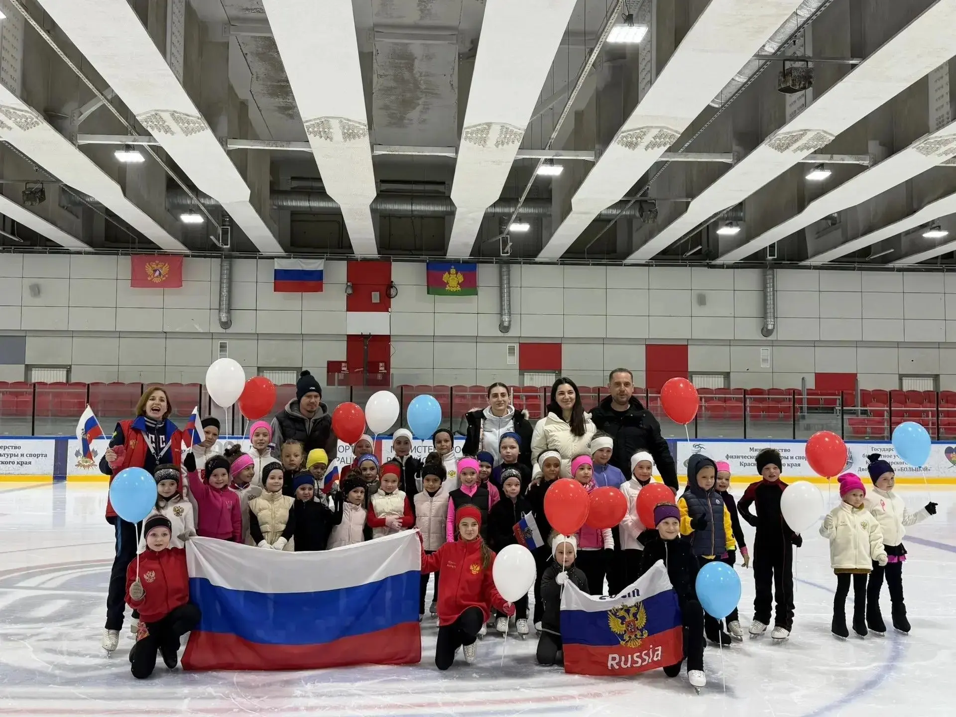 🇷🇺Спортсмены по всей стране отметили День России!

Они приняли участие в праздничных мероприятиях: