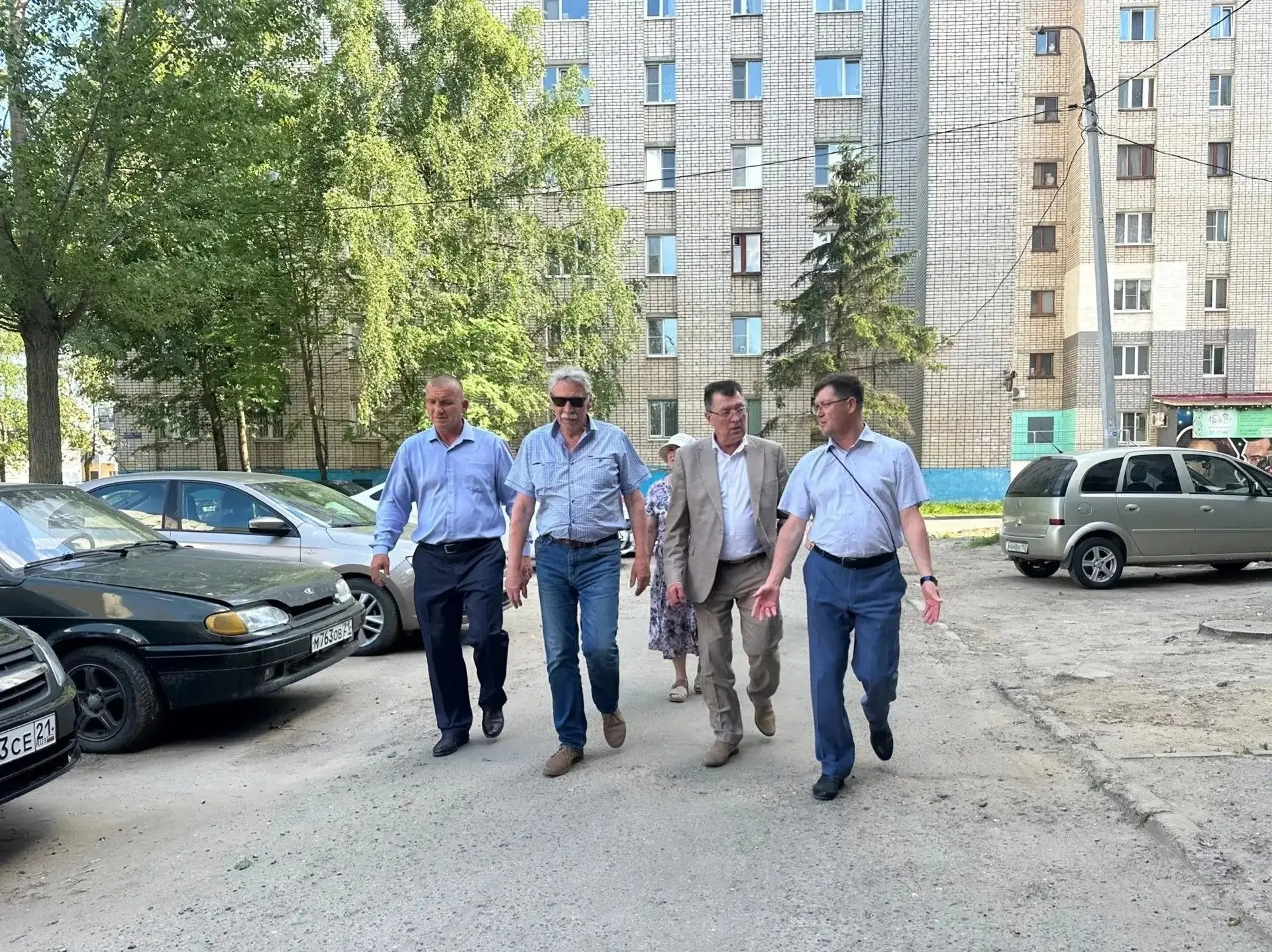 В Чебоксарах продолжается обход территорий в рамках партийного проекта "Единой России" "Школа ЖКХ"


