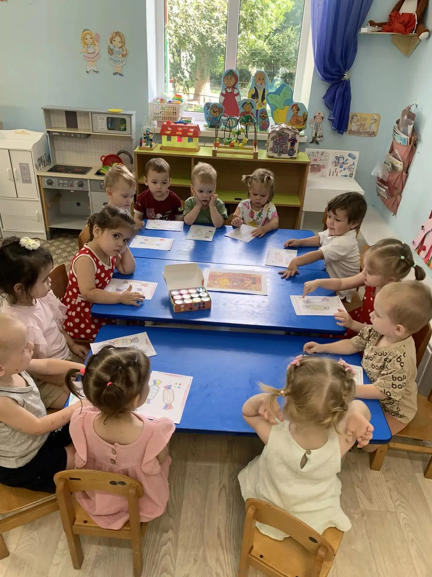🍫 День шоколада в яслях группы «Малинка»прошёл сладко и ярко!🤗
Малыши рисовали конфетки пальчиково