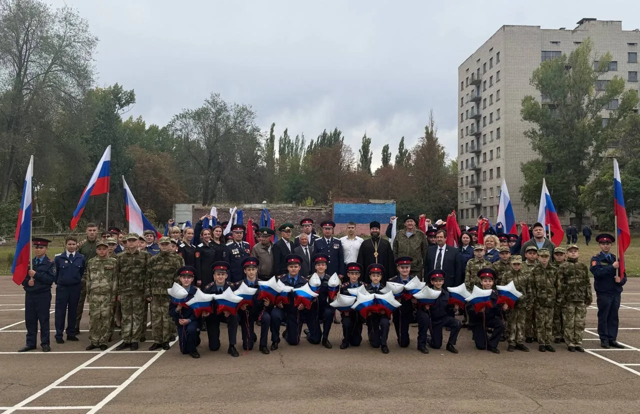Торжественное построение в честь Дня воссоединения с Россией