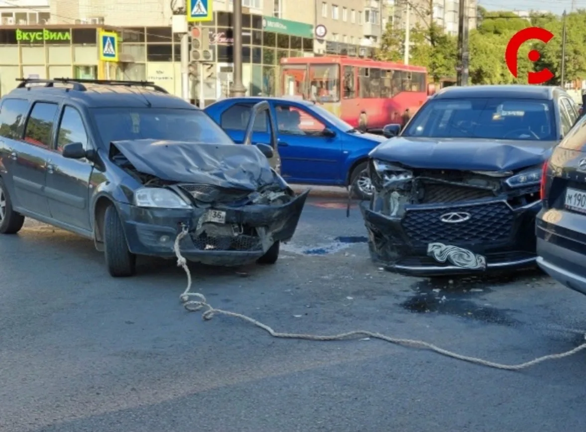 В Вологде на перекрёстке Герцена-Предтеченская сегодня вечером произошло ДТП. По информации госавтои