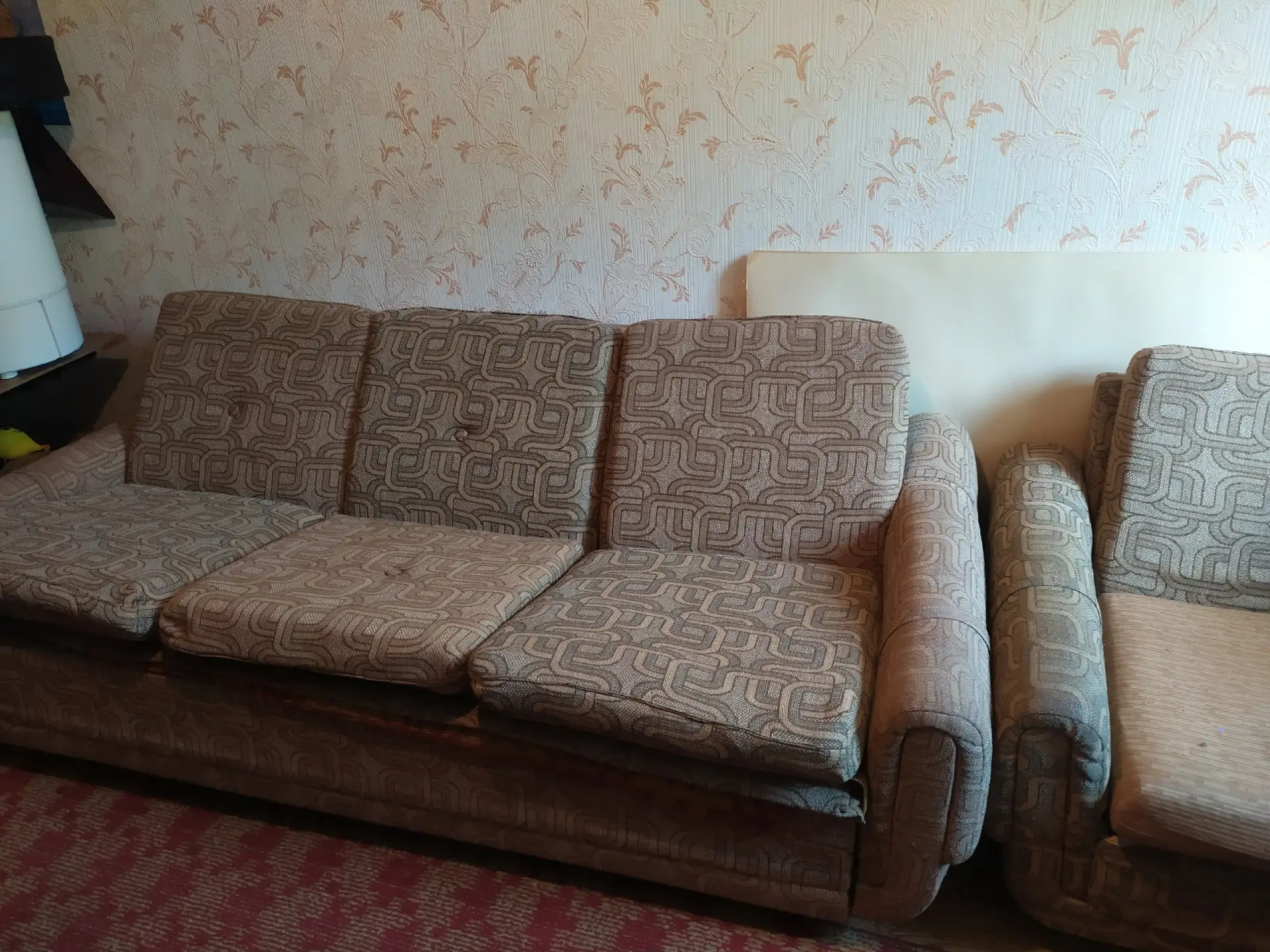 Диван раскладной. Может кому на дачу. Кресло в придачу могу отдать,если нужно кому. Тер...