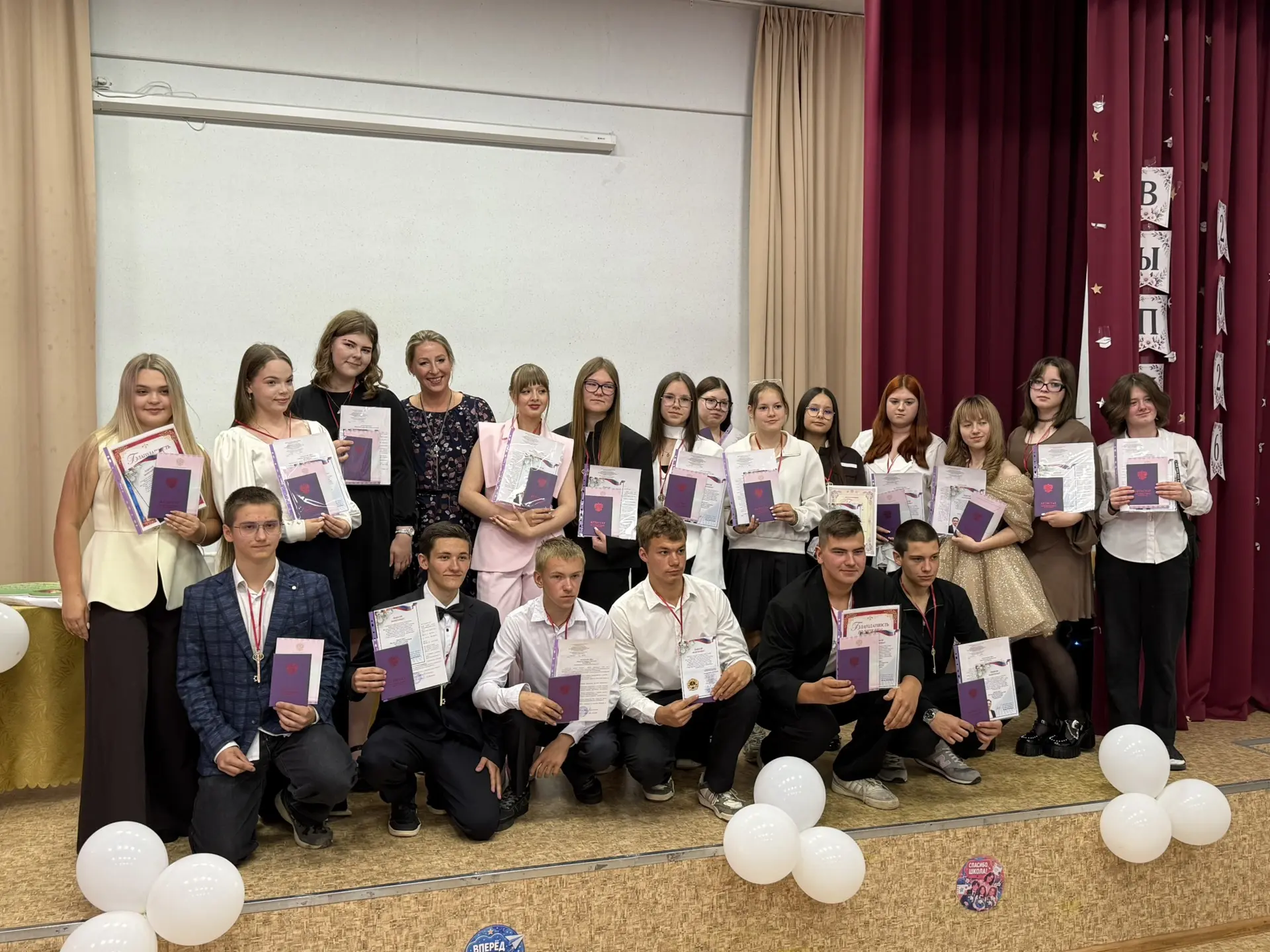 🎓Сегодня в нашей школе прошла торжественная церемония вручения аттестатов выпускникам 9-го класса.
