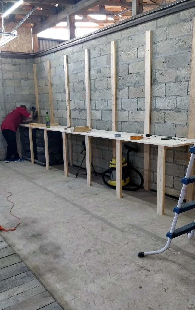 У нас во всю идет сборка стеллажей🛠.