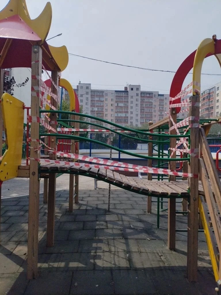 Уважаемые родители!

Просьба не пускать детей играть на этом элементе детской площадки в парке «Сиби
