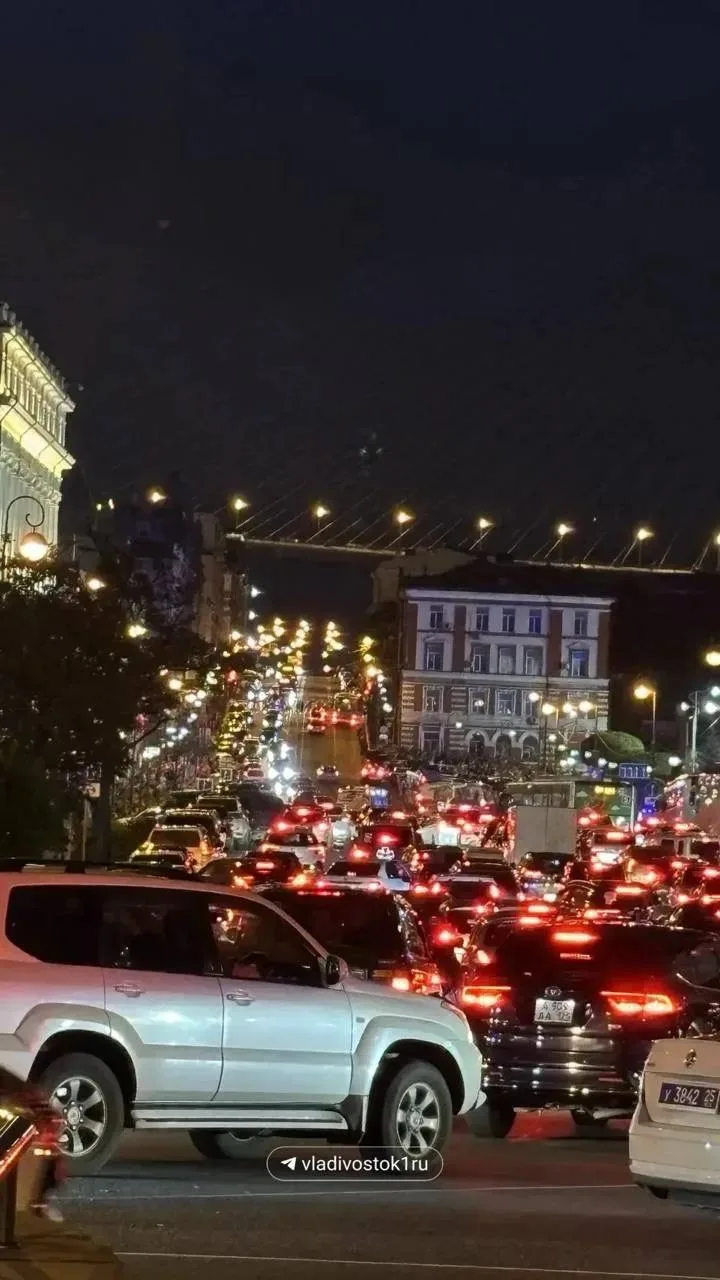 ⚡⚡ В центре Владивостока движение затруднено, люди продолжают прибывать на концерт