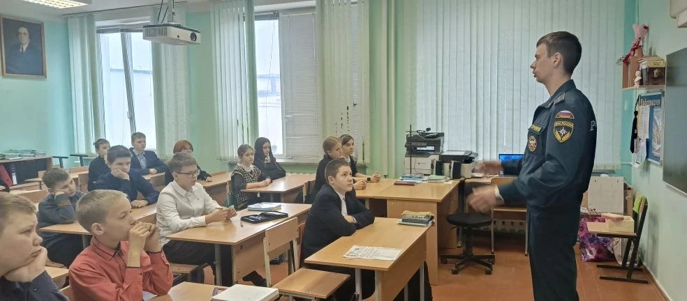 🚨 Месячник безопасности🚨  ☄💥Урок безопасности от сотрудников МЧС💥☄    👩‍🚒В нашей школе прошёл незабы