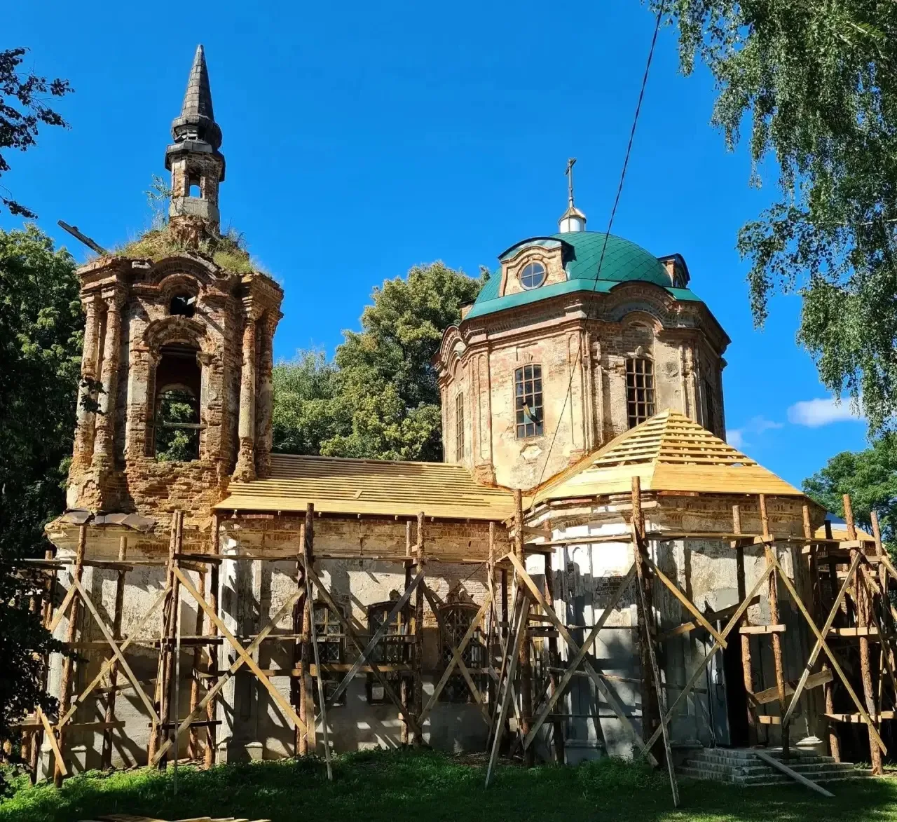 ⛪В брянском селе Солова реставрируют фамильную усыпальницу адъютанта Суворова