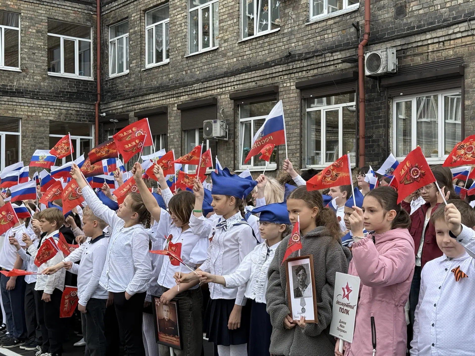 Общешкольный марш-парад 🇷🇺  В основе уклада нашей школы лежат многолетние традиции. Накануне самого 