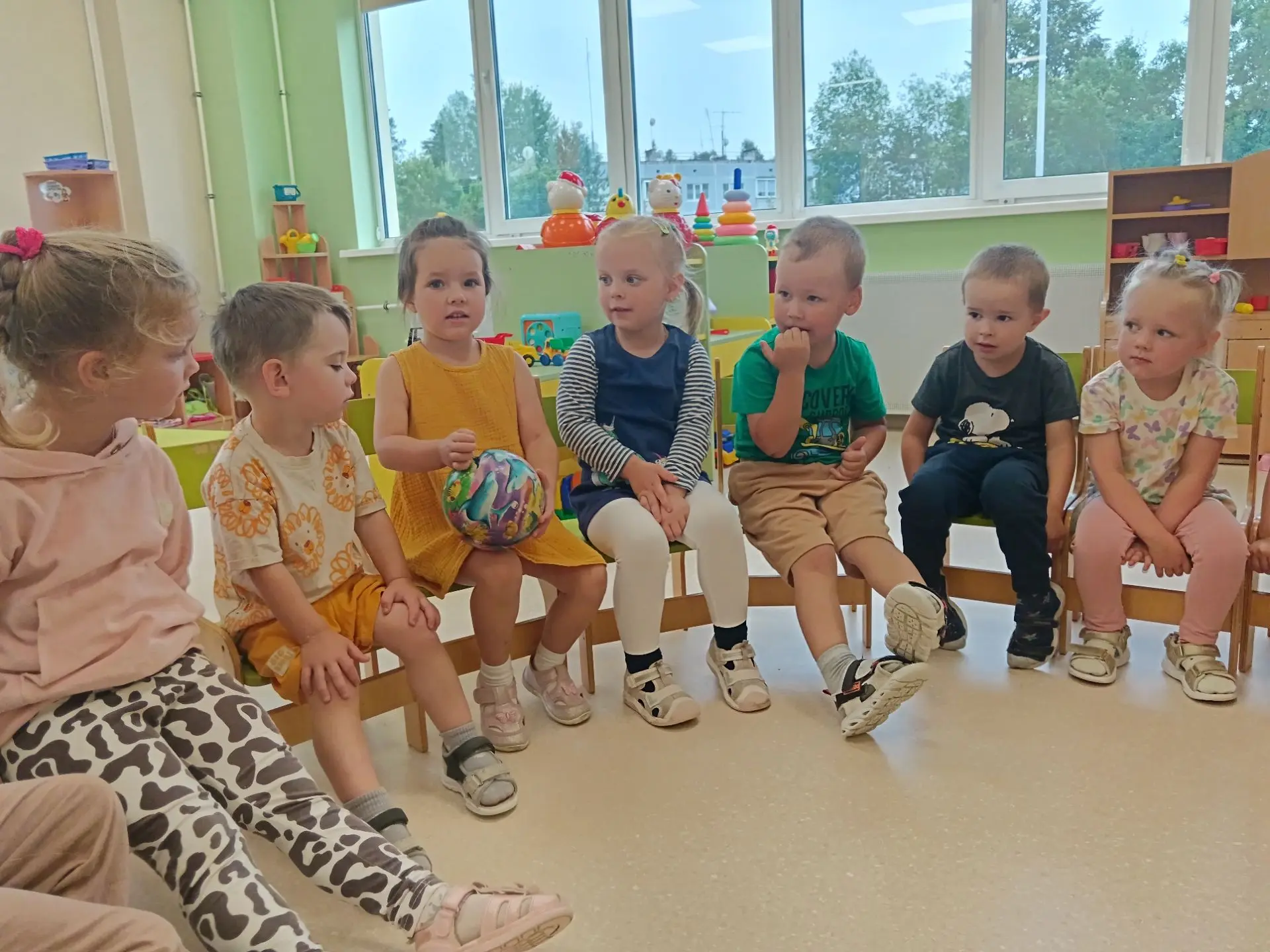 Словесные игры с мячом: "Назови свое имя", "Расскажи кто твой друг". Группа "Гномики"