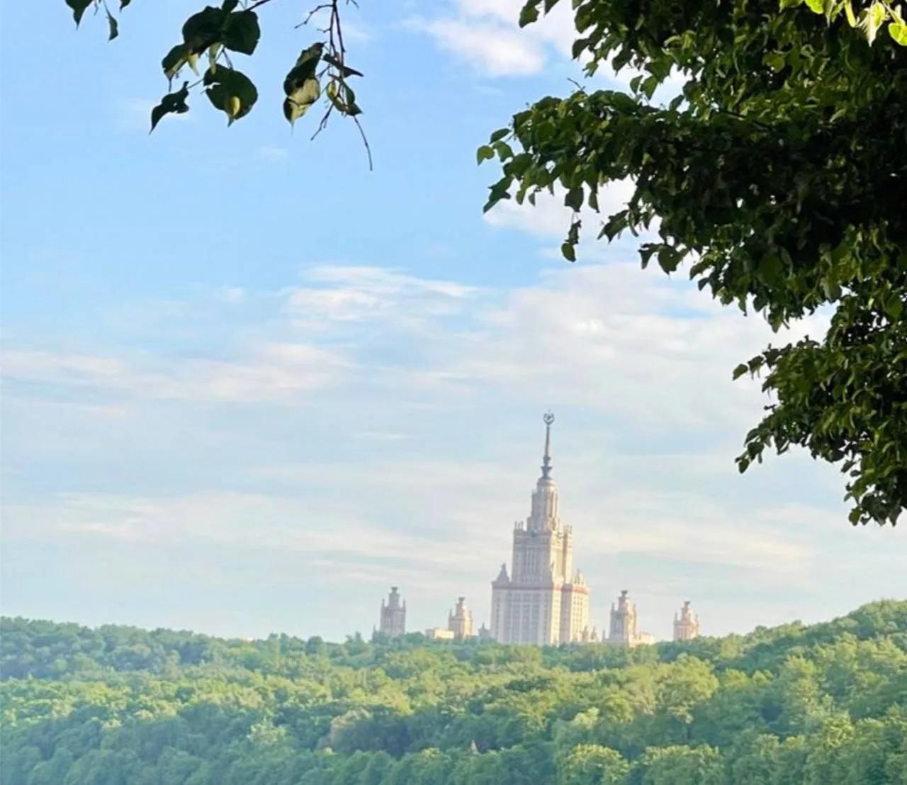 В Москве сегодня настоящая летняя жара +31С и грозы.
